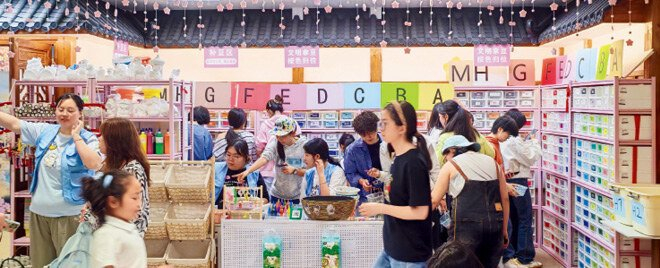 生意火爆的拼豆店。供图/百盛商场