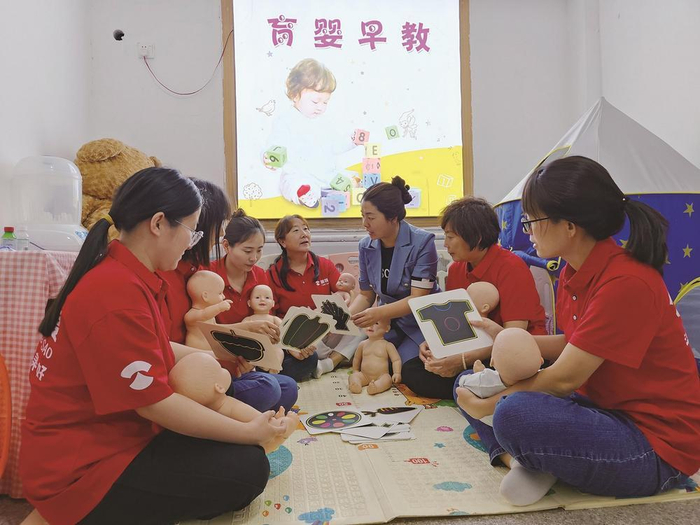     唐嫂培训师正在进行早教指导授课。                                                 王阳 摄