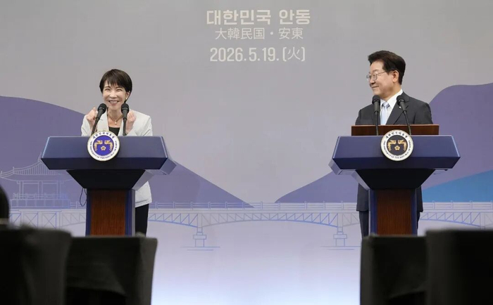 当地时间2026年5月19日，韩国安东，日本首相高市早苗（左）与韩国总统李在明在会谈后出席记者会。图片来源：视觉中国