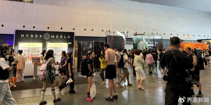 ​HYROX上海站品牌互动展示区。图源：界面新闻记者 秦李欣/摄