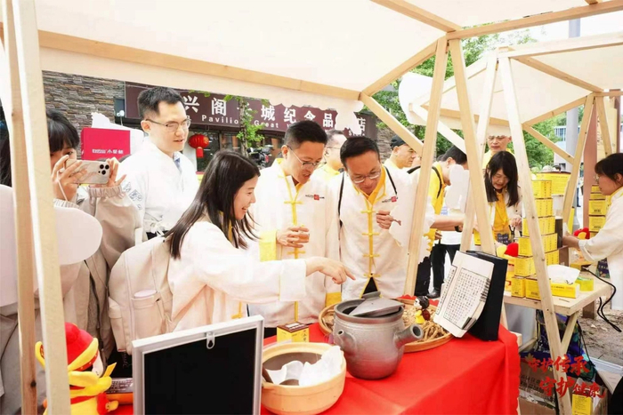 图为嘉宾热情参观小柴胡市集