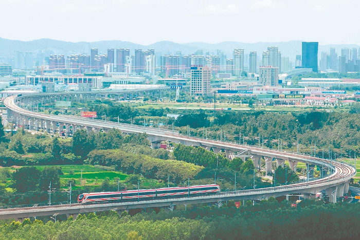 行驶中的滁宁城际列车。（资料图片）本报记者 范柏文 摄