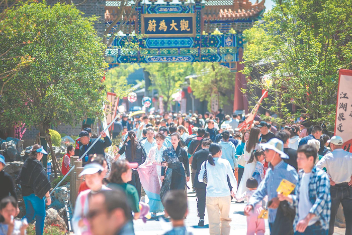 连日来，来安县汊河镇兴茂水镇吸引众多长三角周边游客就近“微度假”、乐享家门口的诗意时光。（资料图片）本报通讯员 吕华 摄