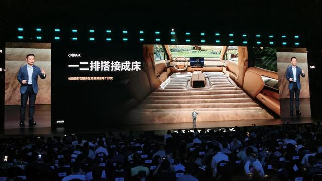 ▲小鹏GX一二排可以搭接成床