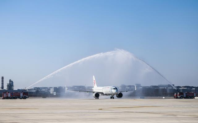 2025年12月26日，一架飞抵的客机在嘉兴南湖机场停机坪过“水门”。新华社记者 徐昱 摄