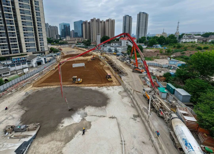 惠民大道地面开始进行路基层施工。