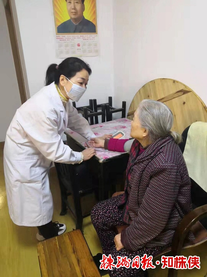 王湘鄂上门为签约居民服务。受访者供图