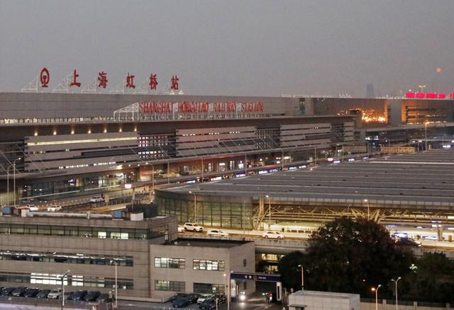 2023年12月1日，运营繁忙虹桥综合交通枢纽。 本报记者 李茂君 摄