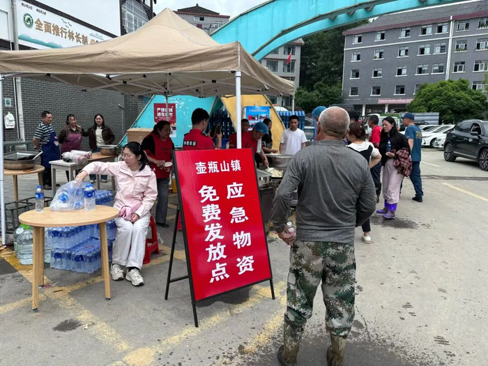 5月20日，石门县壶瓶山镇应急物资免费发放点正在发放救援物资。图/受访者提供