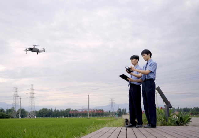 2025年7月，检察官在四川省成都市新津区宝墩镇粮油产业示范片区使用无人机查看地块。