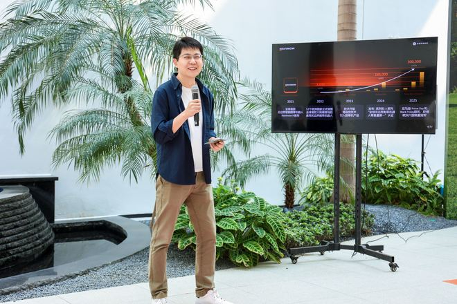 未岚大陆CEO任冠佼在第100万台割草机下线活动上（图源/企业）