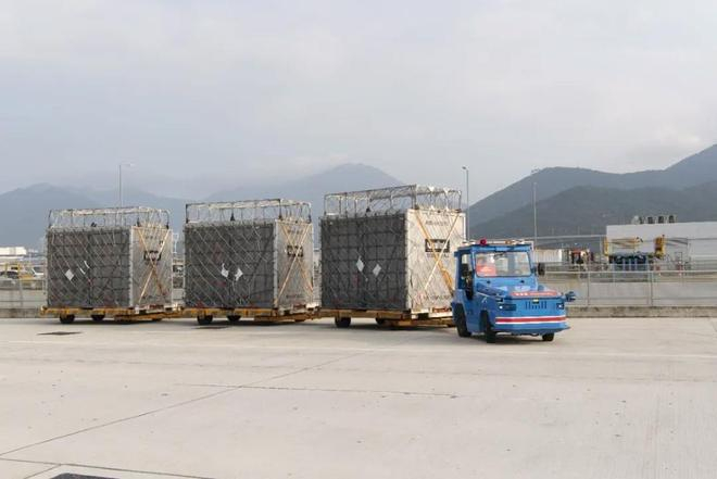 ▲于机场运行的驭势科技无人驾驶牵引车