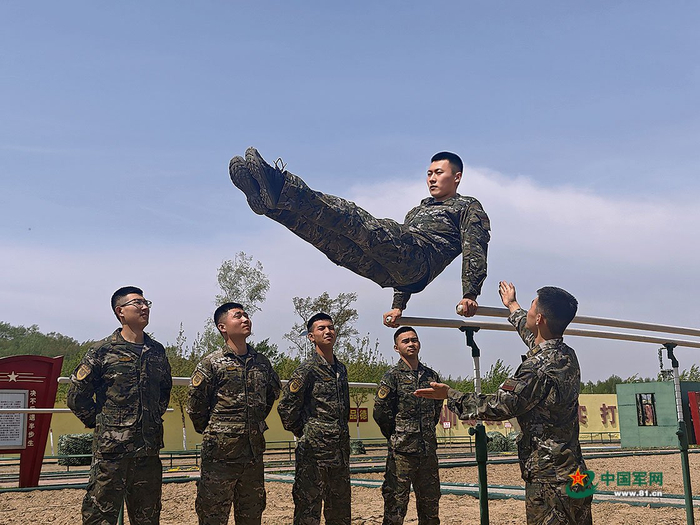 　　武警黑龙江总队抚远中队官兵正在训练。诸葛绪强摄