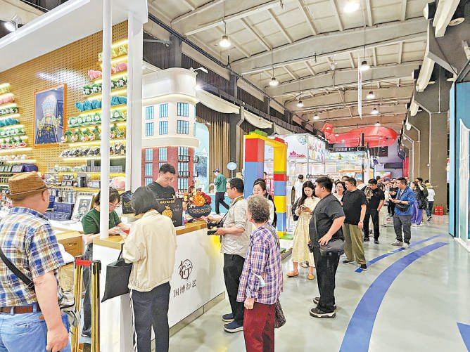 在国家博物馆展区，市民游客排队购买闹蛾金钗冰箱贴。本报记者 王广燕摄