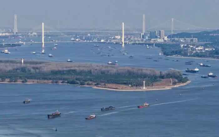 船只行驶在长江南京段（2025年11月18日摄，无人机照片）。新华社记者 李博 摄