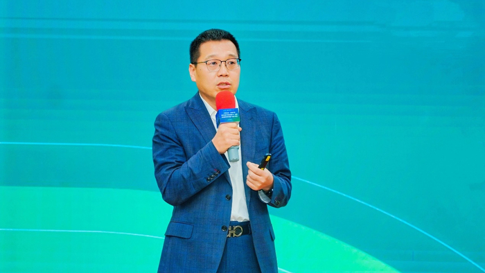 ▲美年集团医疗管理中心副总经理陈武荣介绍健康管理创新产品