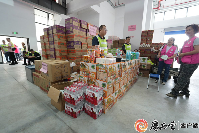 安置点内物资齐全，暂住的群众们随取随用。记者 唐绍怡 摄