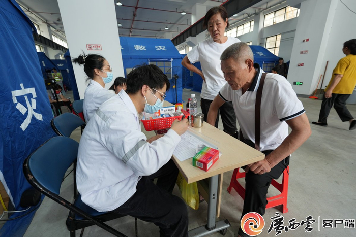 图为柳江区人民医院急诊科医师劳家俊，正细心询问着69岁权新民的牙疼情况。记者 唐绍怡 摄