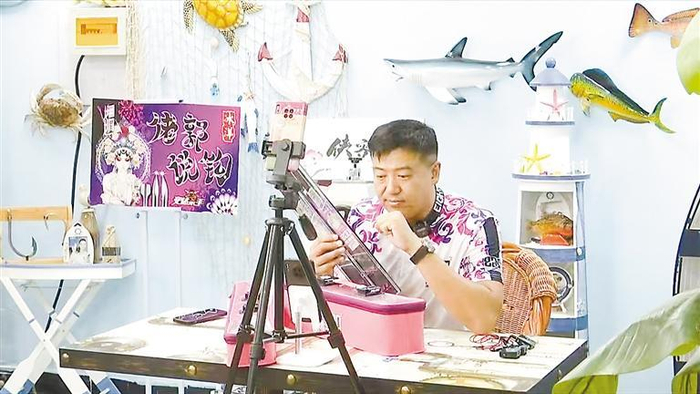     礼让店乡地摊王渔具销售中心工作人员正在直播。本报通讯员 马学斌 摄