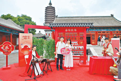 　　通州区的一对新人在通州文化地标“三庙一塔”完成登记。 本报记者 白继开 摄