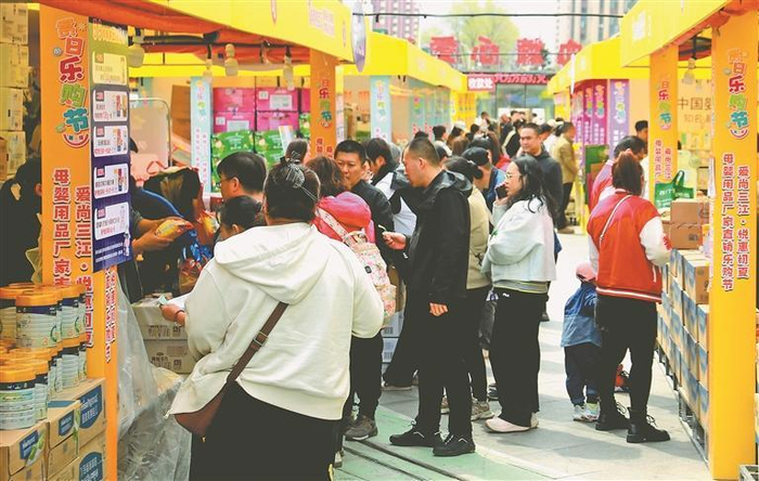     爱尚三江系列促消费活动吸引大批市民。