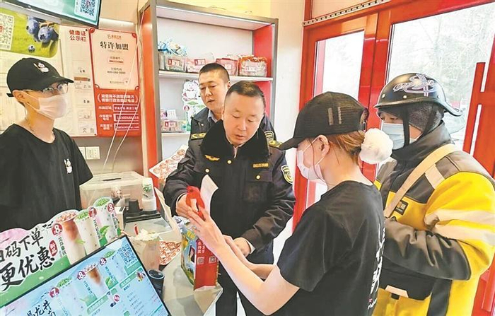     推广使用“食安封签”。    图片由黑龙江省市场监管局提供