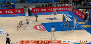 过于离谱了！王哲林一个完全没人管的简单空接 竟然被篮筐帽了...
