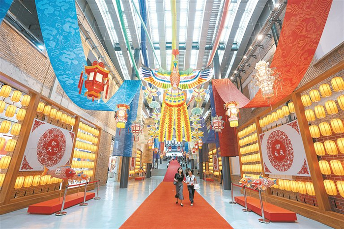 图为首届中国新文创市集暨潮玩游园会现场，市民游客在参观游玩。 新华社记者 鞠焕宗 摄