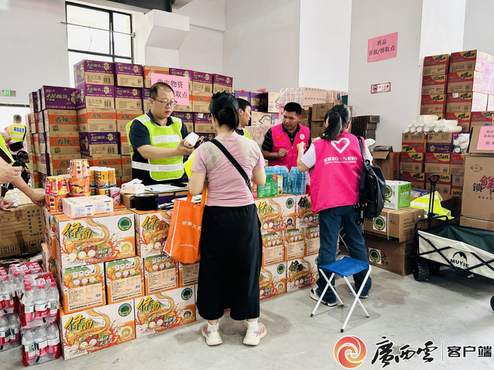 河西工业园临时安置点内存放来自社会各界的爱心物资。记者 陈明桂 摄