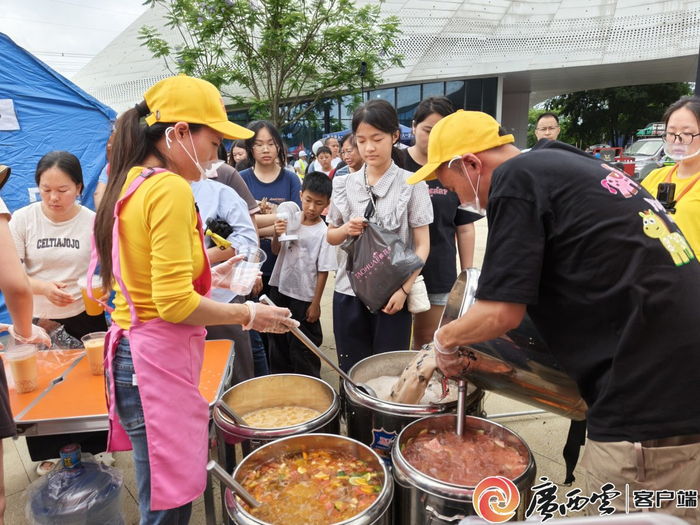 柳州一家甜品店接连两天为临时安置点送去上千杯甜品。记者 方凤琪 摄