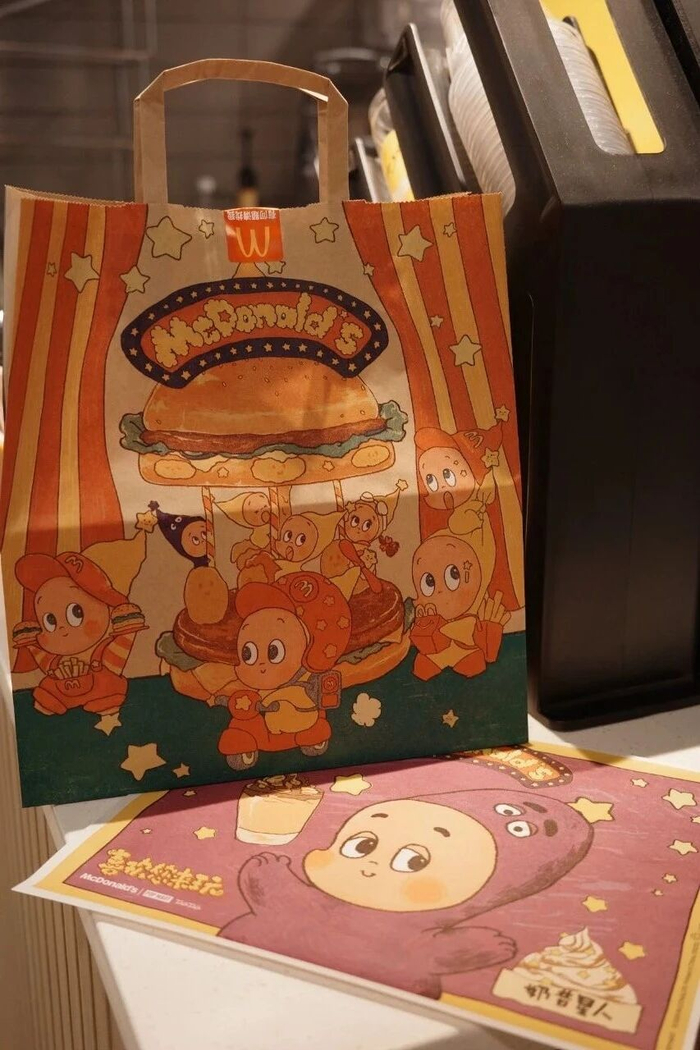 联名餐盘垫纸 《消费者报道》记者摄