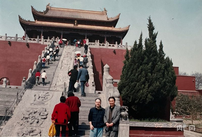 课余时间，白帆（右一）带着赛·考斯基（右二）在洛阳周边游玩（央广网发  受访者供图）