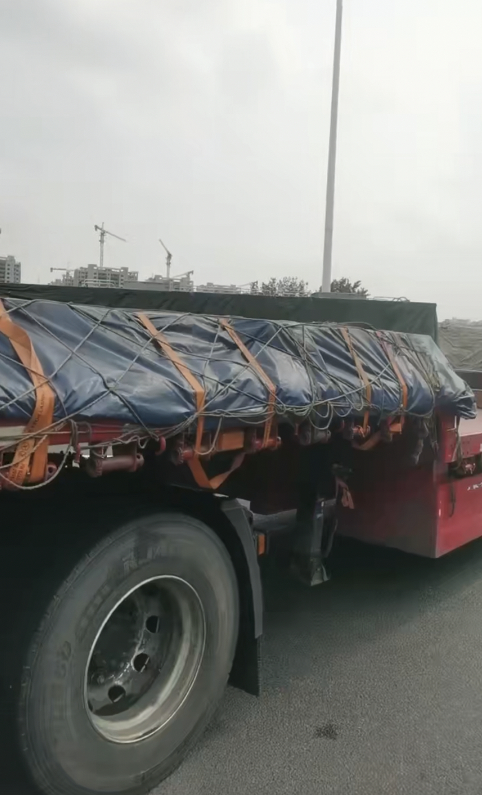 ▲运送银砖的货车，蓝色雨布下为装载的银砖