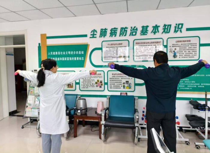 医护人员带领患者做康复训练。