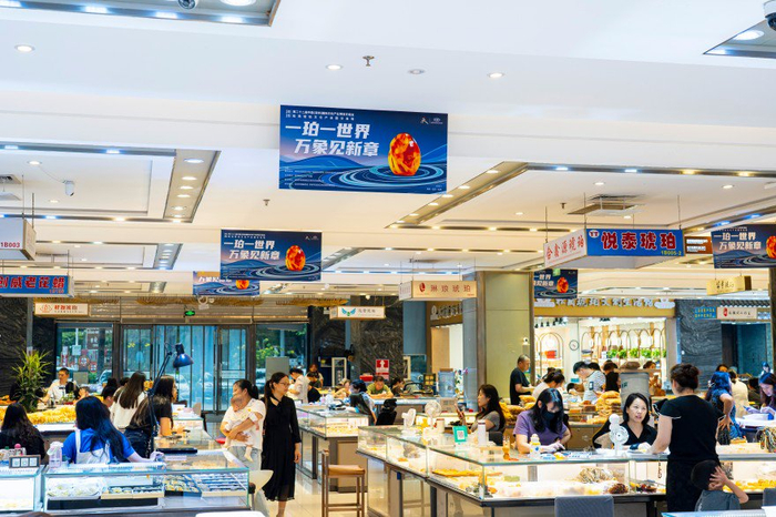 ▲图：第二十二届文博会松岗琥珀分会场购物场景