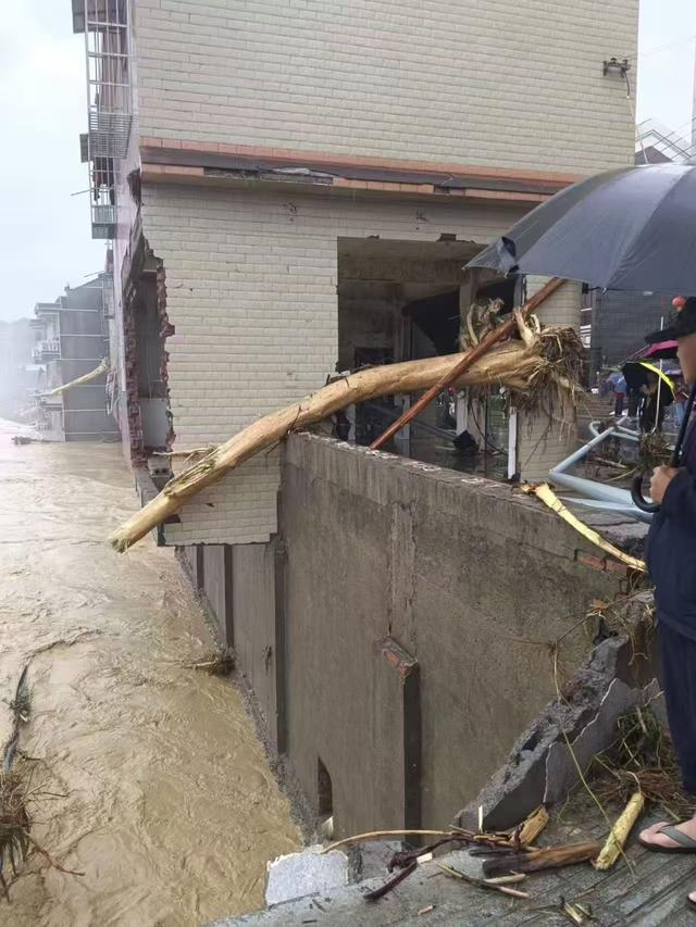 沿岸建筑受灾严重。受访者供图
