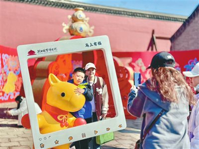 　游客在沈阳故宫博物院打卡留念。李浩摄