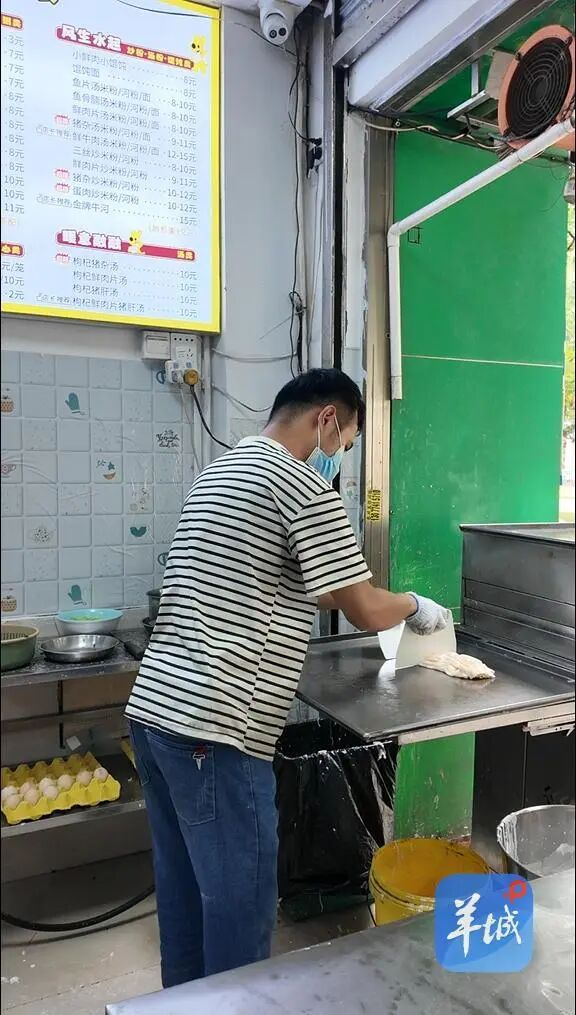 负责做肠粉的小王是店里唯一的“后生仔”