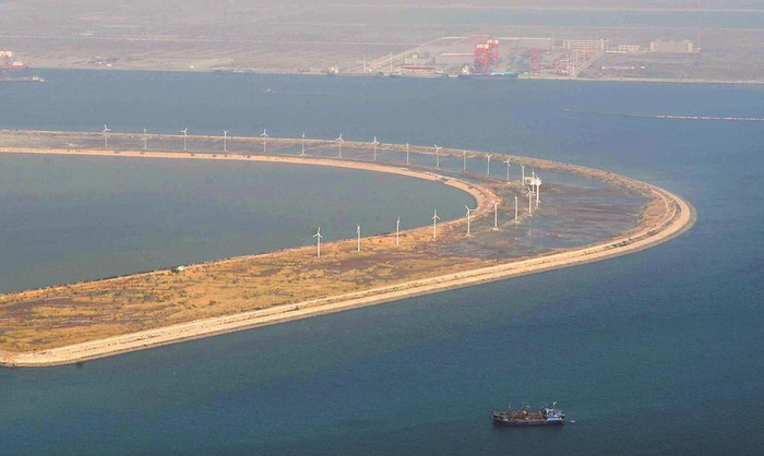     近年来，我市瞄准渤海湾风能稳定的优势，大力开发海上风电项目，为高质量发展提供绿色动力（资料片）。    本报记者 闫军 摄