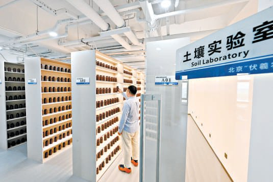 　　伏羲农场的土壤实验室本报记者 白继开 摄
