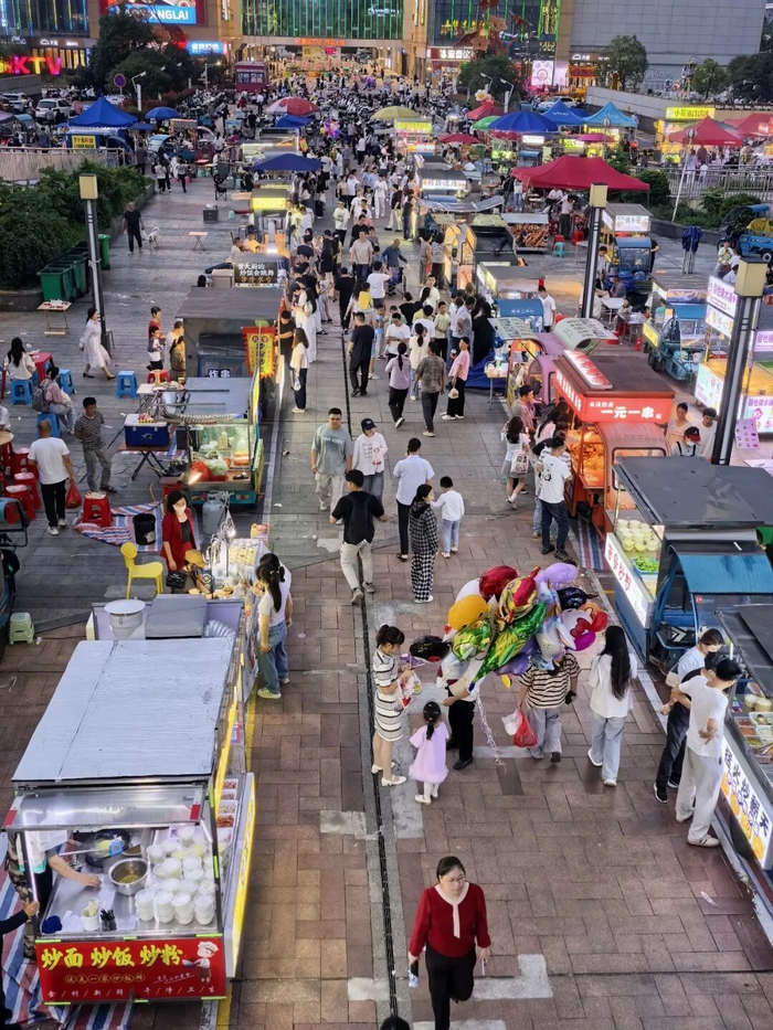 庐陵新区铜锣湾夜市摊位整齐排布。（刘伊凡 摄）