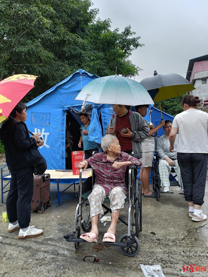　▲5月20日下午，太阳村等待转移的村民