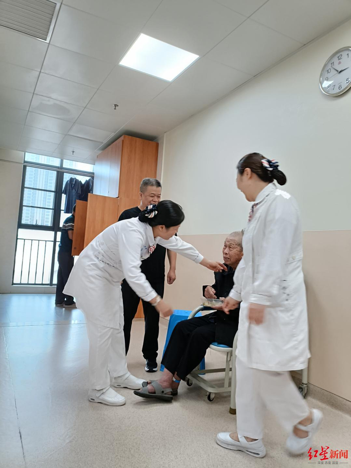 ▲医护人员看望地震中获救的91岁老人覃美超&nbsp;