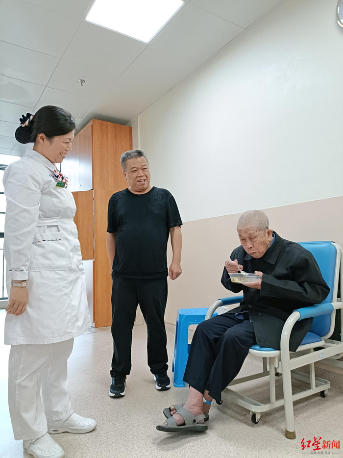　▲医护人员看望地震中获救的91岁老人覃美超&nbsp;