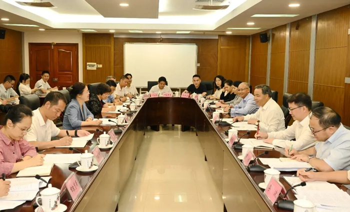 钟畅姿（左三）与广西大学党委副书记、校长肖建庄（右三）一行座谈。王湖禄摄