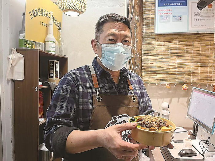 李耀宗展示他制作的台湾卤肉饭。 （沙县区融媒体中心供图）