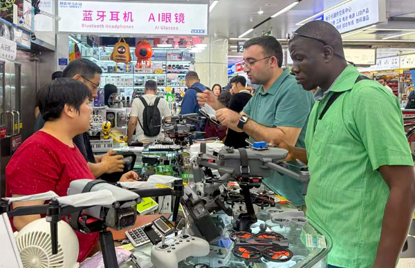  外籍游客在深圳华强北选购无人机产品。（资料图 华强北街道办供图）