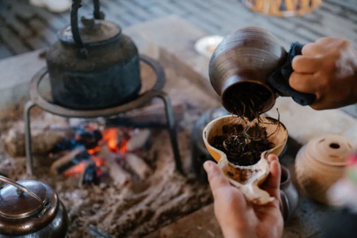 飘香的火塘烤茶 图源：普洱日报