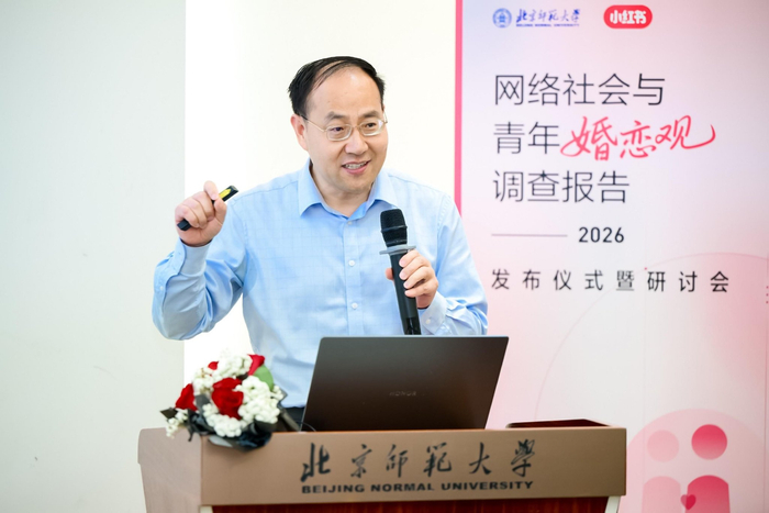 图：北京师范大学新闻传播学院党委书记、研究员方增泉发布报告