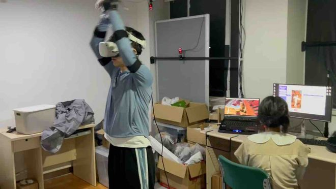 图 | 受试者正在佩戴 VR 头显体验飞行（来源：受访者提供）